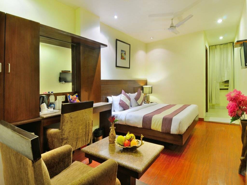 Hotel godwin deluxe with restaurant and free street parking onsite in paharganj цены, фотографии, отзывы, адрес. индия