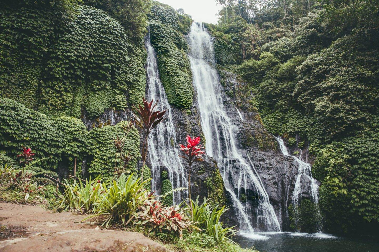 5 рукотворных водопадов мира, поражающих размахом и неожиданным месторасположением
