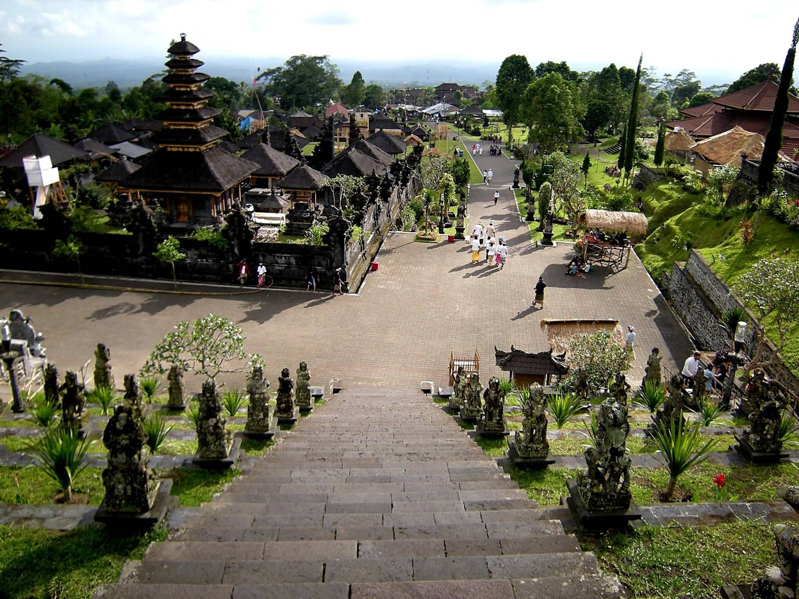 Храм пура бесаких на острове бали. индонезия