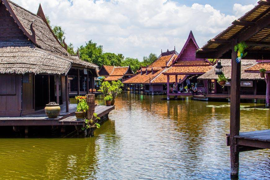 Парк муанг боран или древний сиам в бангкоке. гарантированный источник вдохновения