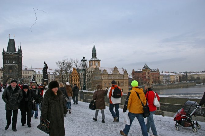 Девушка в Праге зимой