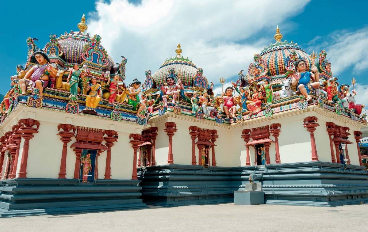 Сингапур шри ланка. Шри Мариамман Сингапур. Храм Шри Мариамман (Sri Mariamman Temple). Шри Мариамман Сингапур снаружи. Шри Мариамман внутри.