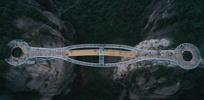 Долгая прогулка над бездной: самый длинный в мире стеклянный мост построен над ущельем вьетнама