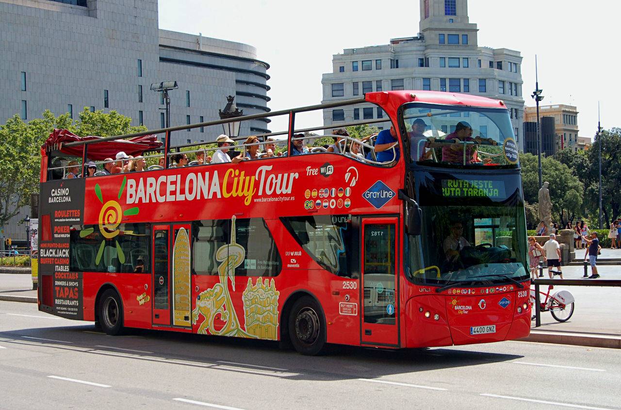 Автобусные экскурсии 2 дня. Испания экскурсионный автобус Барселона. Туристический автобус в Барселоне. Сити тур Барселона автобусы. Двухэтажные автобусы в Испании.