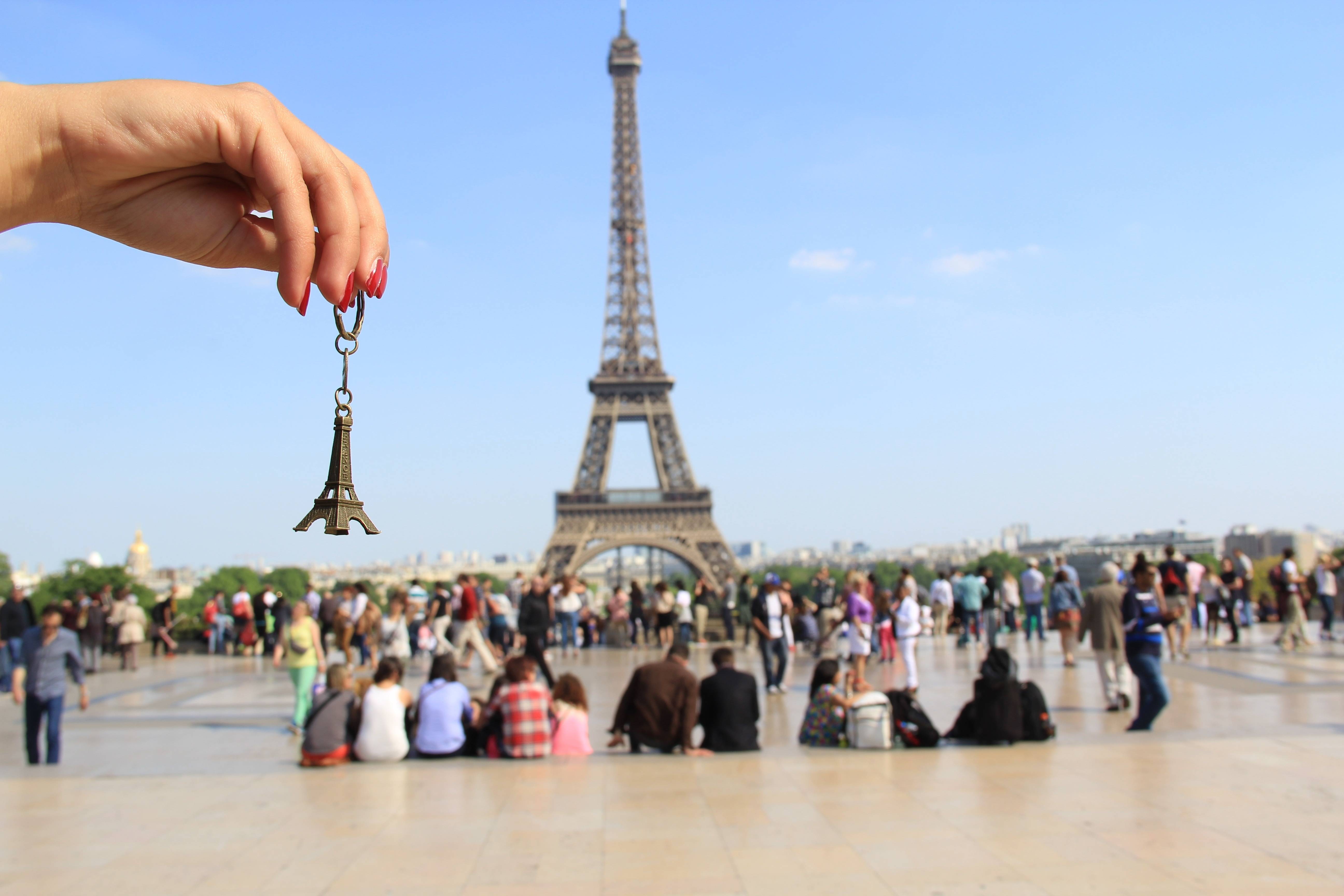 Сайты парижа. Эйфель башня в Париже и люди. Туризм во Франции. Туристы во Франции. Туристы в Париже.