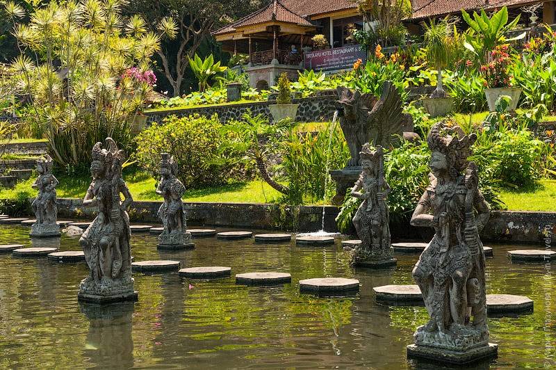 Тирта ганга – водный дворец на бали: цветочный сад, мостики, фонтаны, бассейны, пруды с карпами и статуи богов с демонами или куда отправиться, если надоели пляжи