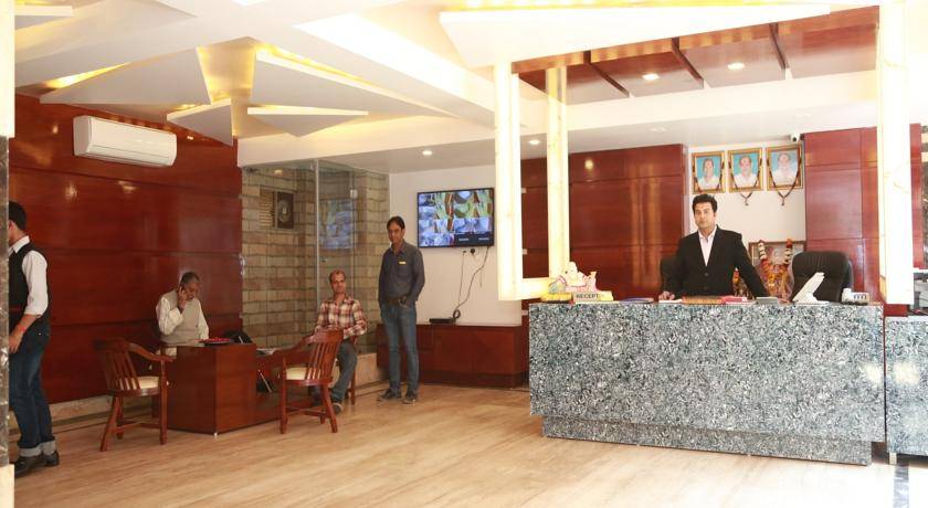 Hotel godwin deluxe with restaurant and free street parking onsite in paharganj 
 ☆    ☆    ☆ 
 (отели)