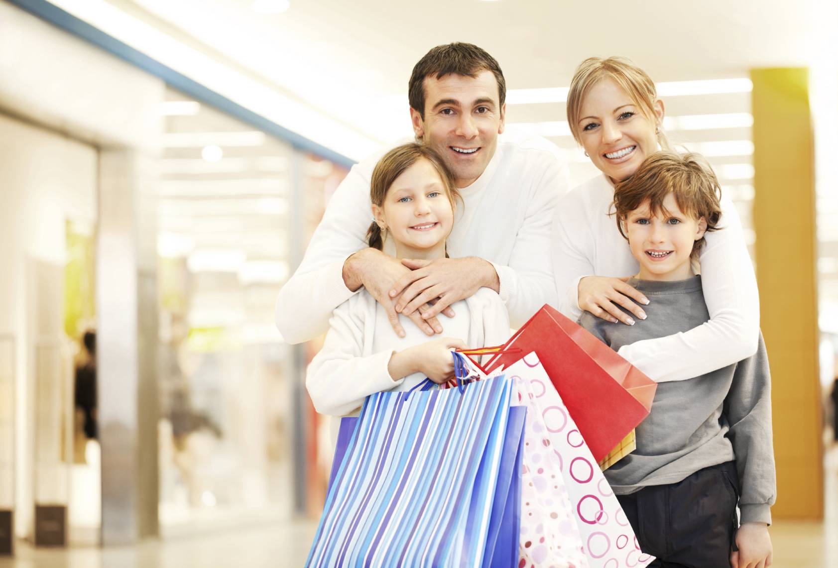 Совместные покупки семей. Одежда для всей семьи. Семья шоппинг. Семья с покупками. Одежда для всей семьи реклама.
