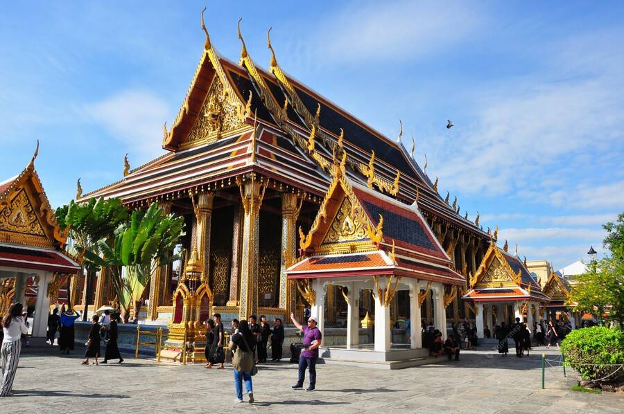 Храм лежащего будды в центре бангкока
