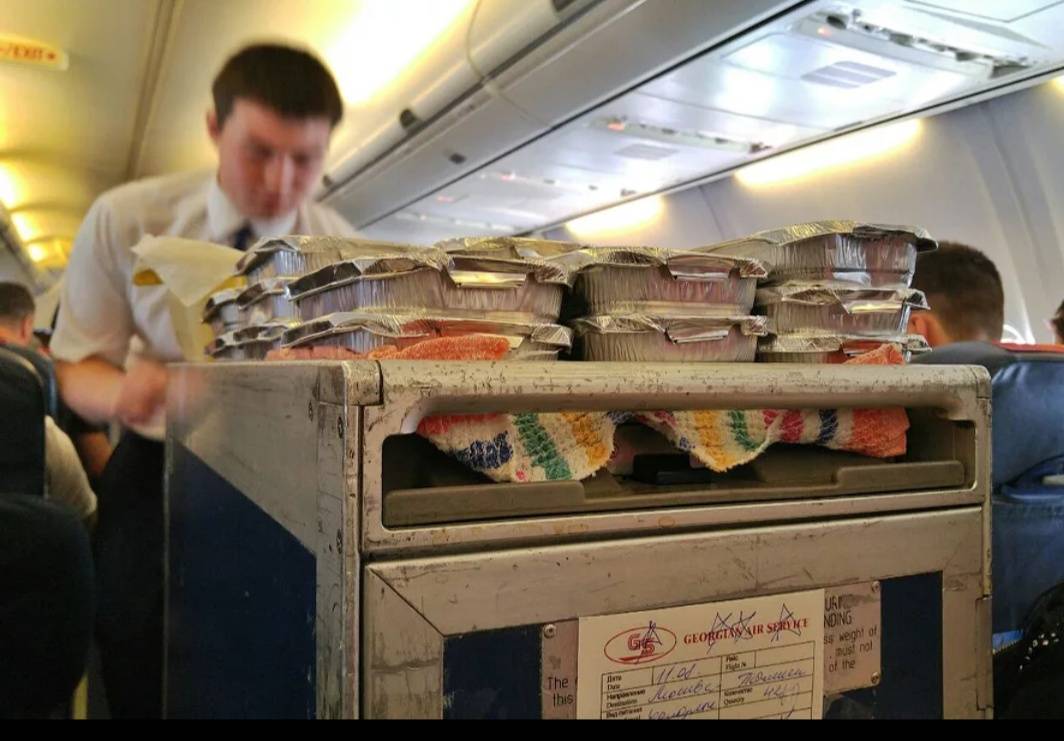 Как заказать еду в самолет и что такое спецпитание на борту?