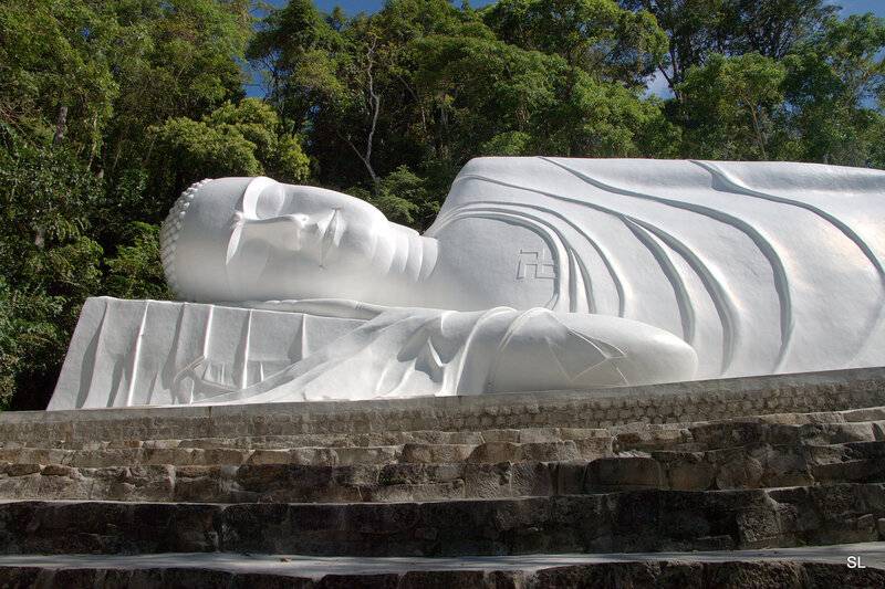 Гора таку во вьетнаме и статуя лежащего будды