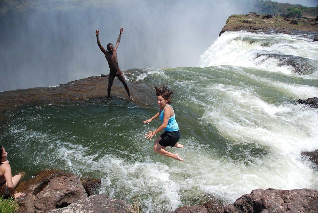 Водопад виктория на реке замбези — чудо гремящего дыма и радуг