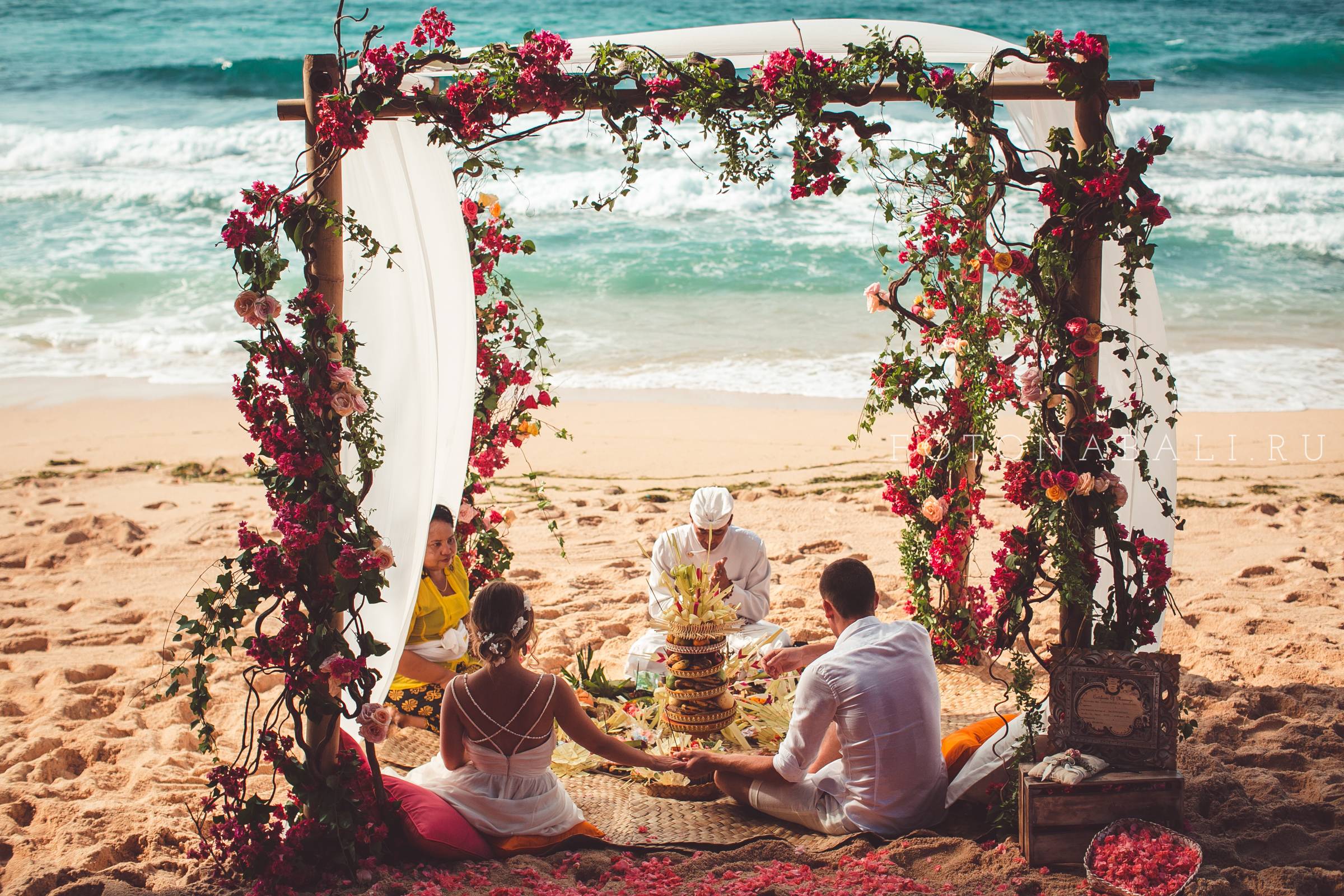 Как проходит символическая свадьба на Бали?