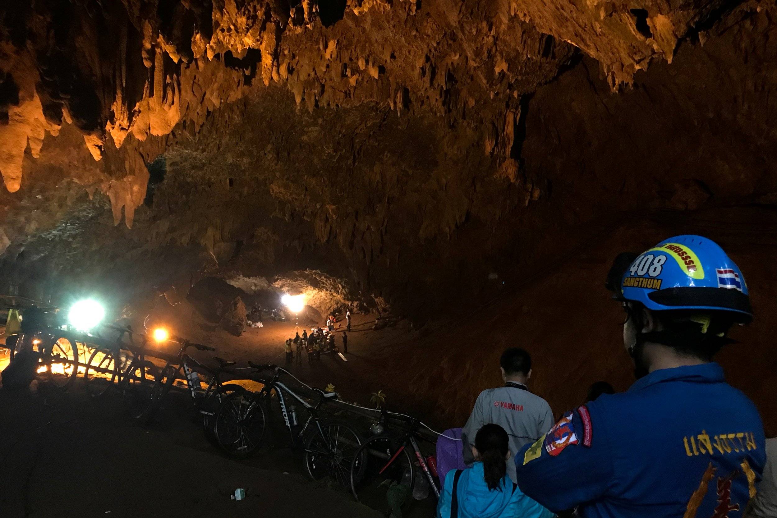 Во время операции по спасению детей из пещеры в таиланде погиб дайвер
