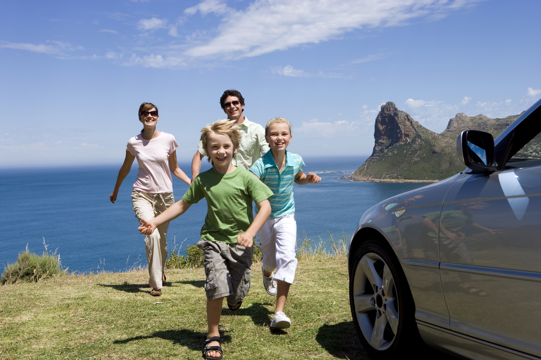 На море с детьми на машине. Путешествие с семьей. Семья путешествует. Семейная машина для путешествий. Путешествие на море с семьей.