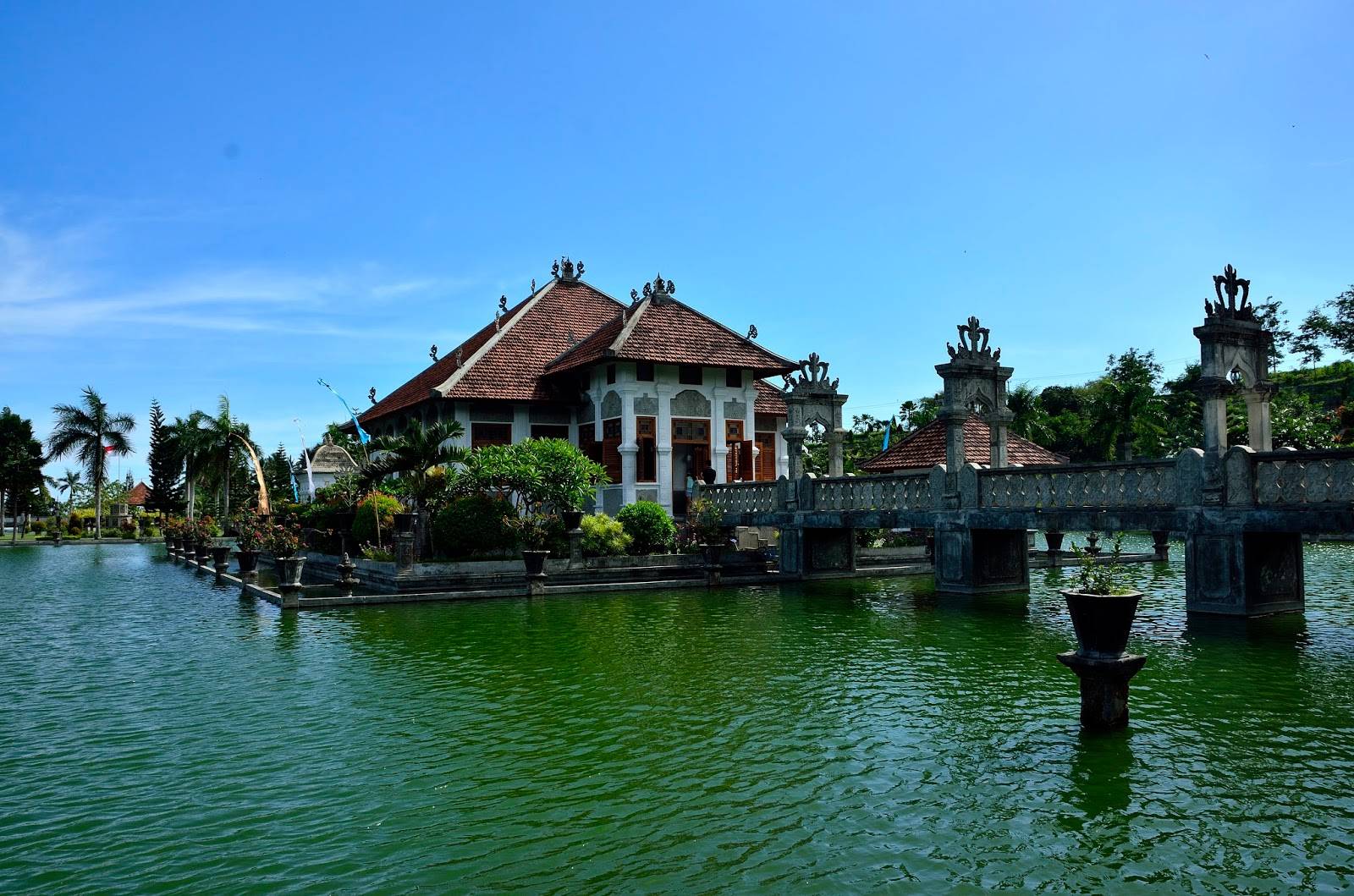 Водный дворец уджунг