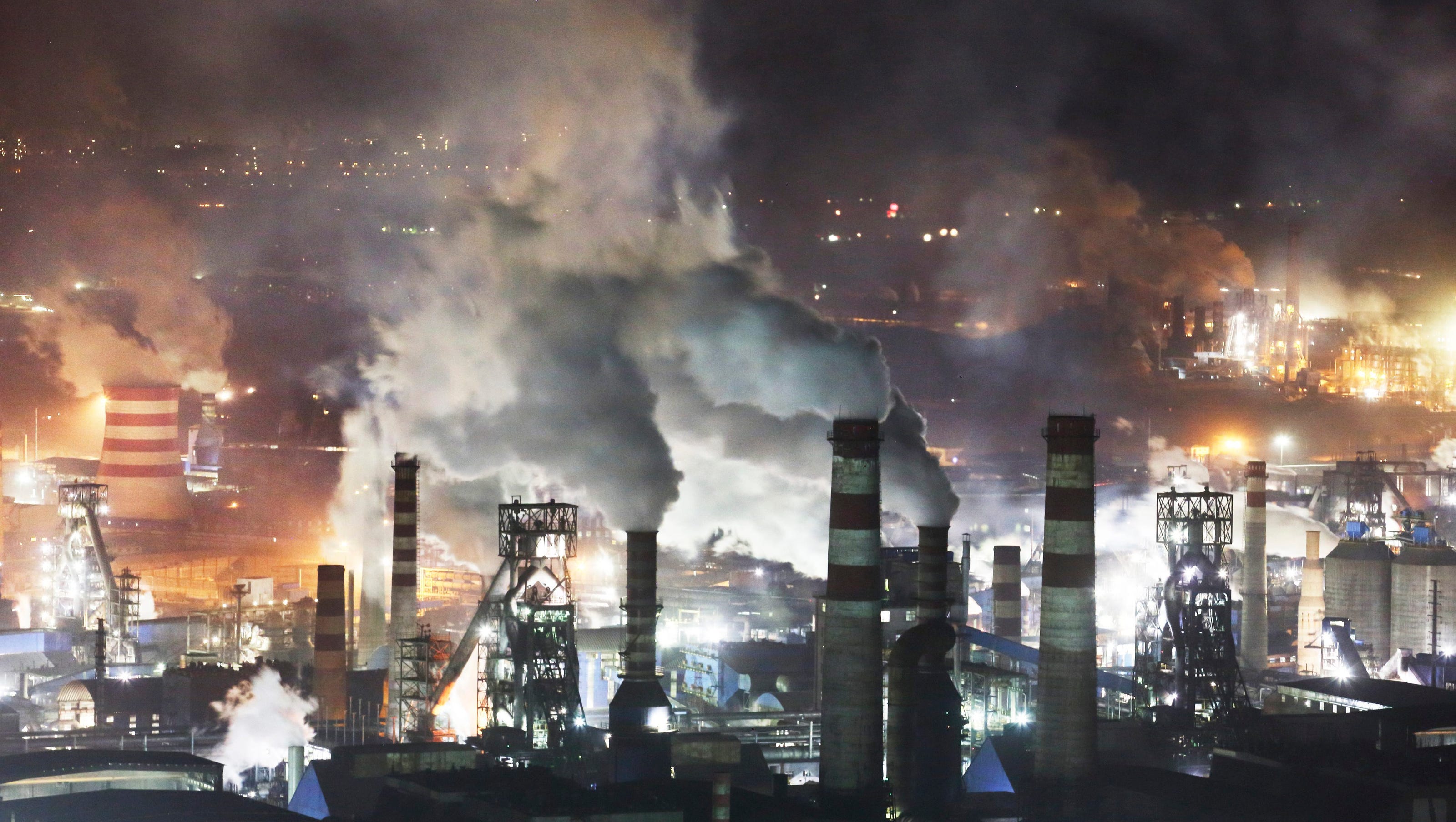 Основные экологические проблемы китая. Китай заводы загрязнение. Загрязнение воздуха. Загрязнение воздуха в городе. Экология в мегаполисе.