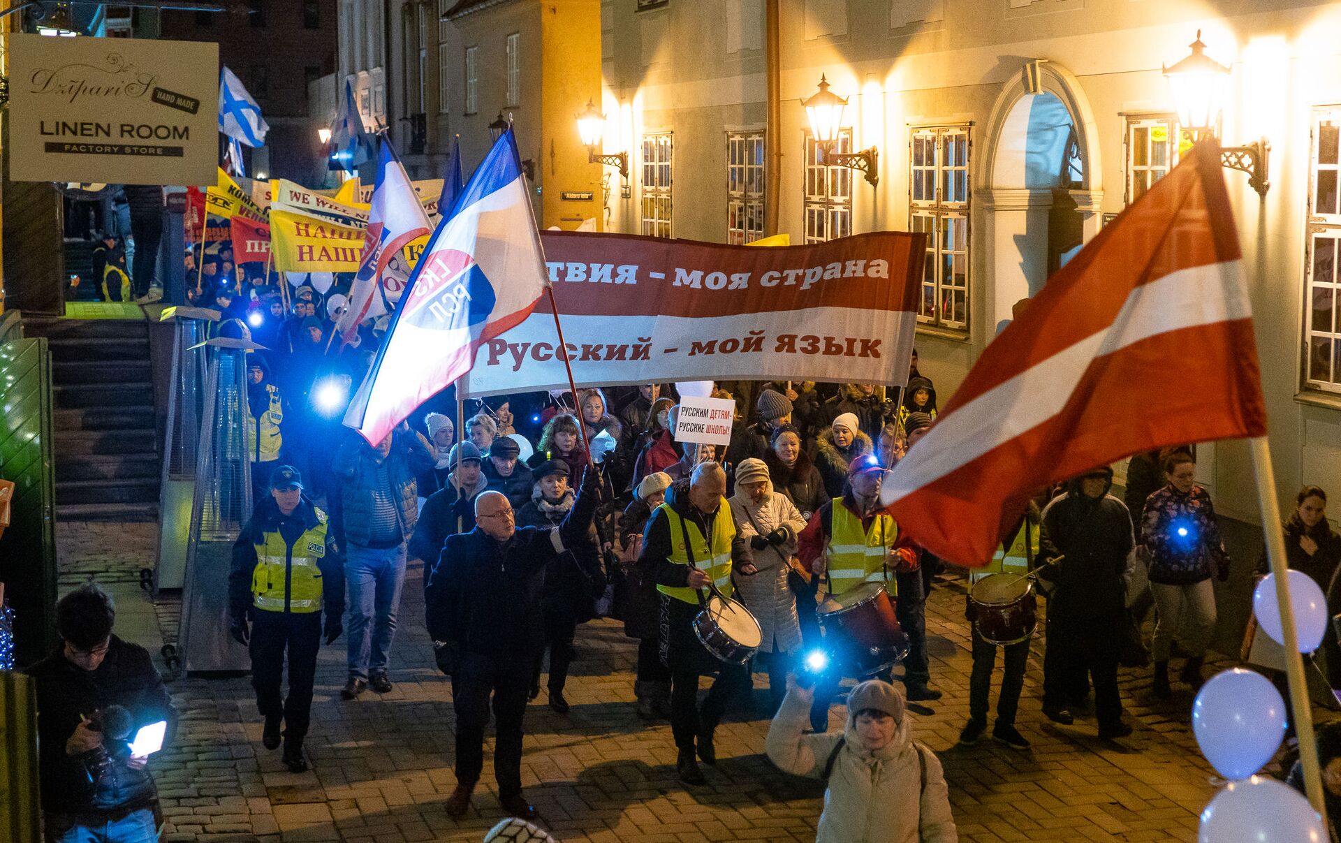 Русские в Прибалтике. Русские протесты в Прибалтике. Протесты русских в Латвии. Демонстрации в Латвии.