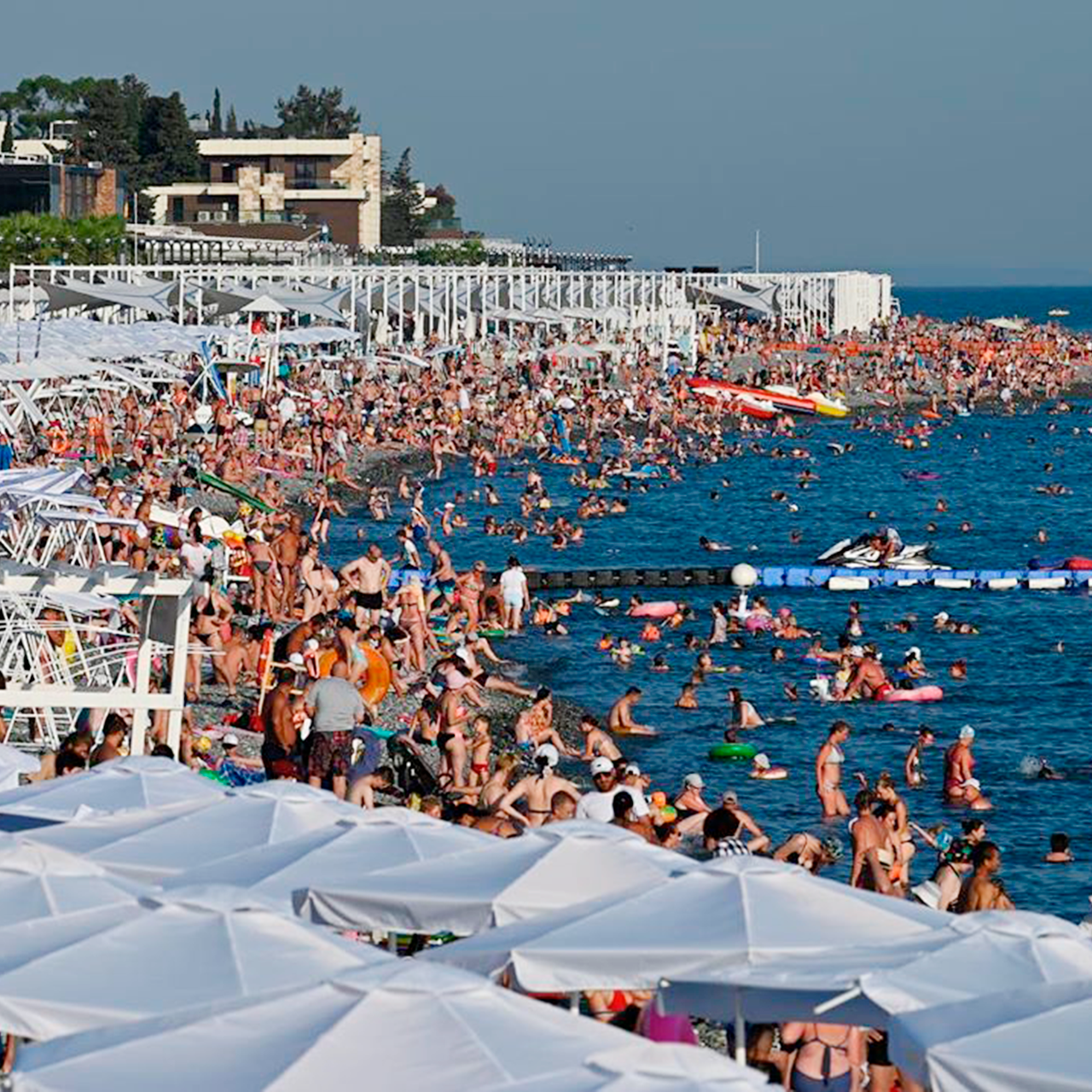 Где лучше в августе. Пляж Сочи 2022г. Сочи пляж лето 2022. Пляж Сочи июль 2022. Сочи 2021 черное море.