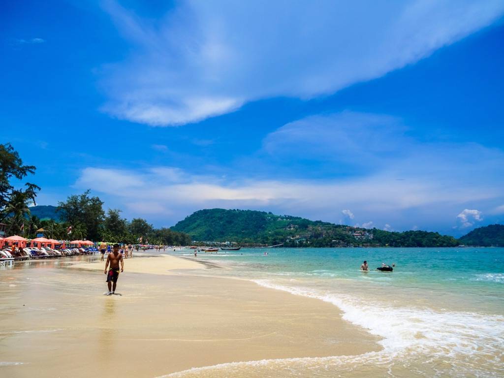 Пляж патонг (patong beach) на пхукете — самый шумный