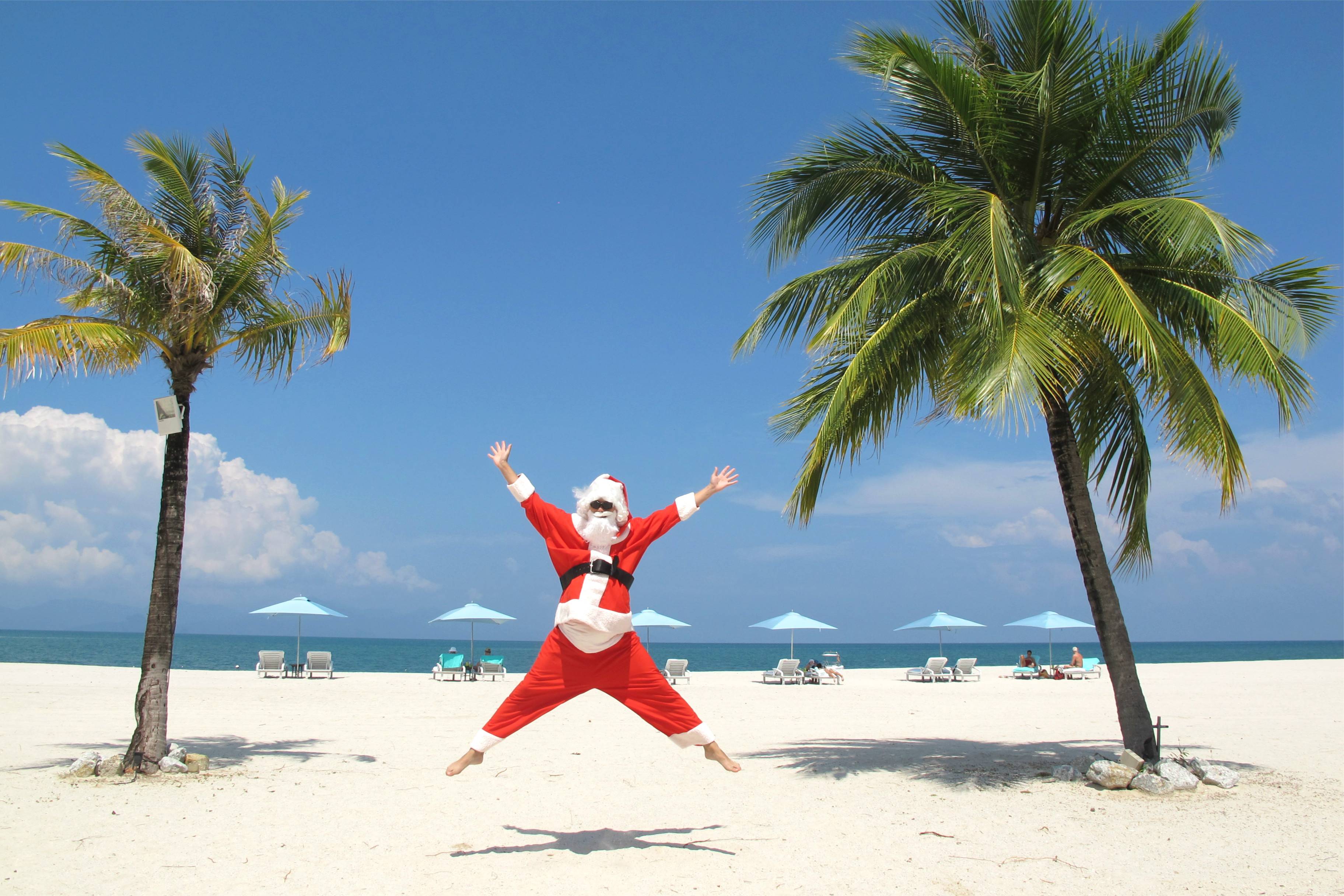 Новогодние праздники путевки. Новый год на море. Дед Мороз на пляже. Куба новый год. Новый год на пляже.