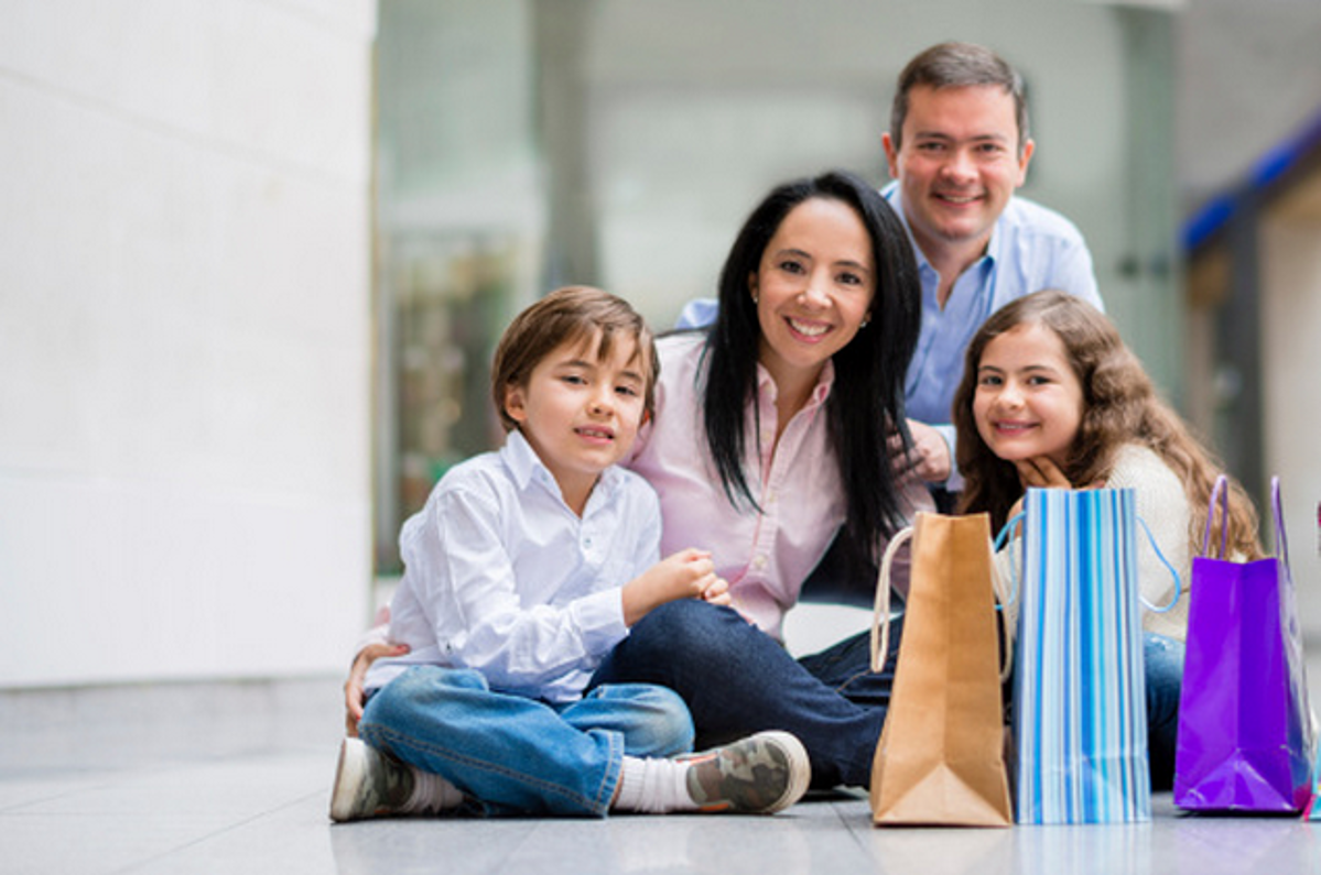 Be family shop. Семейный шоппинг. Семья с покупками. Много людей и семья в Центер. Indian Family shopping.