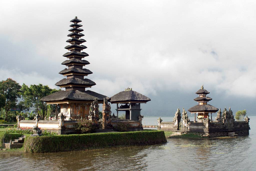Убуд, остров бали, индонезия, главные достопримечательности острова: священные озера, храмы, копи лювак, рисовые террасы юнеско | жизнь как путешествие