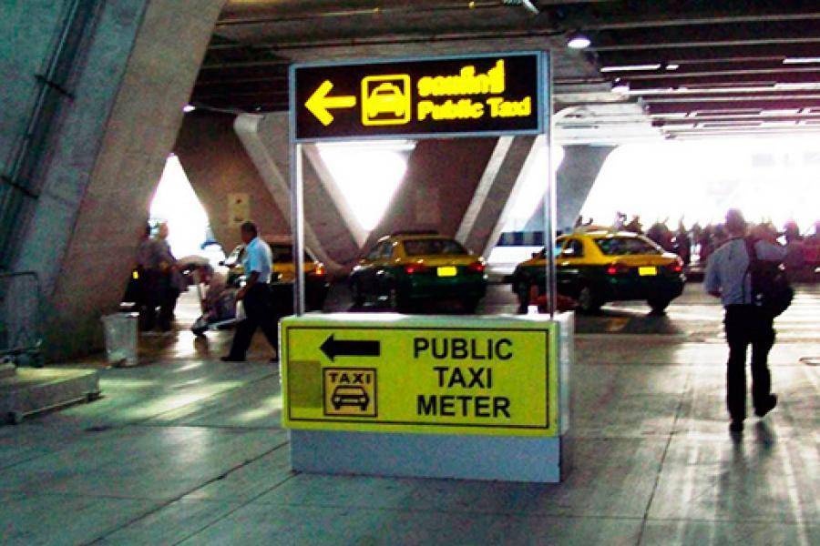 Такси паттайя бангкок аэропорт. Такси в аэропорт в Паттайе. Аэропорт в Бангкоке такси. Такси в аэропорте Бангкока фото. Taxi Suvarnabhumi.