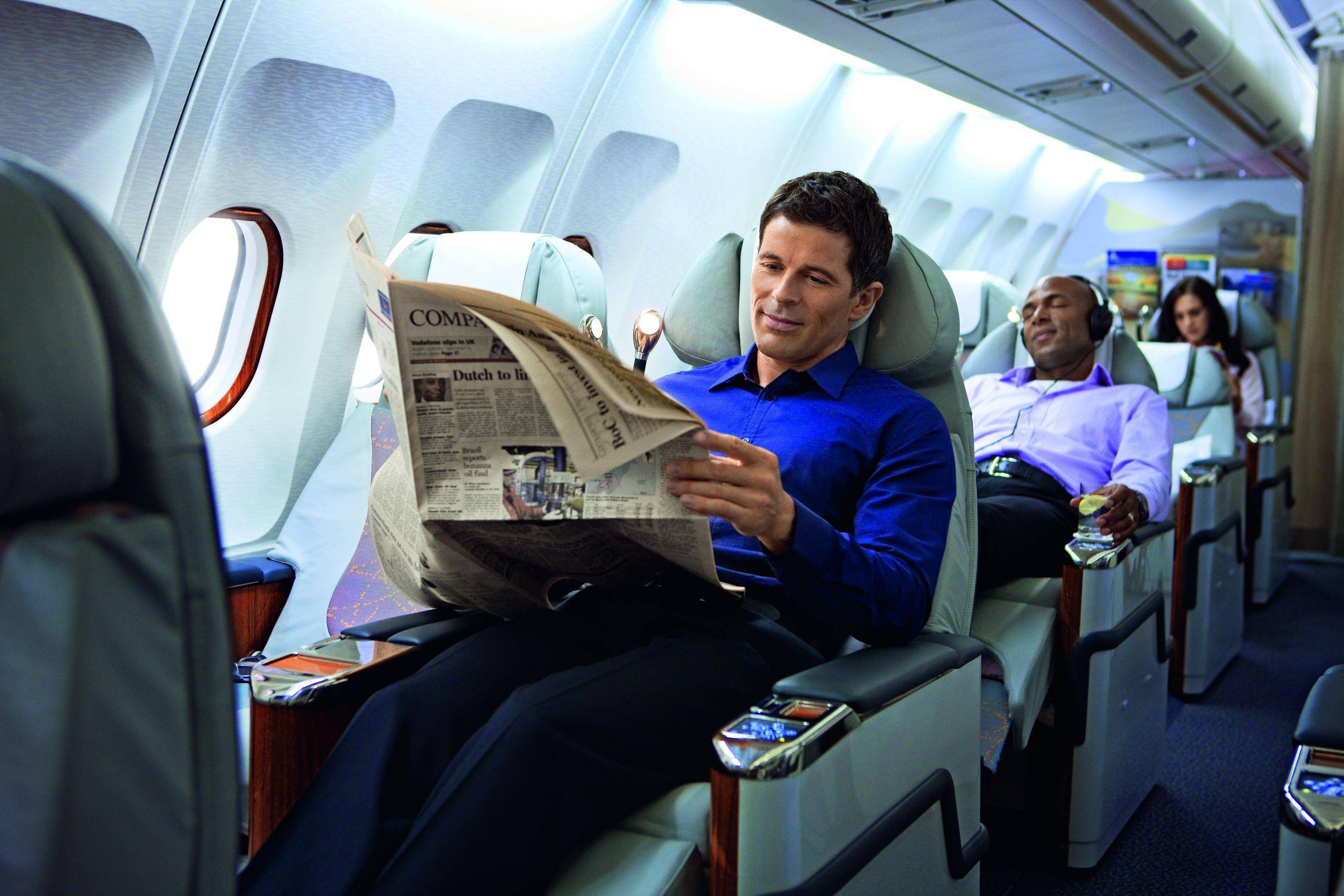 Самолет трип. Самолет с пассажиром. Люди в самолете. Человек сидит в самолете. Бизнес класс в самолете.