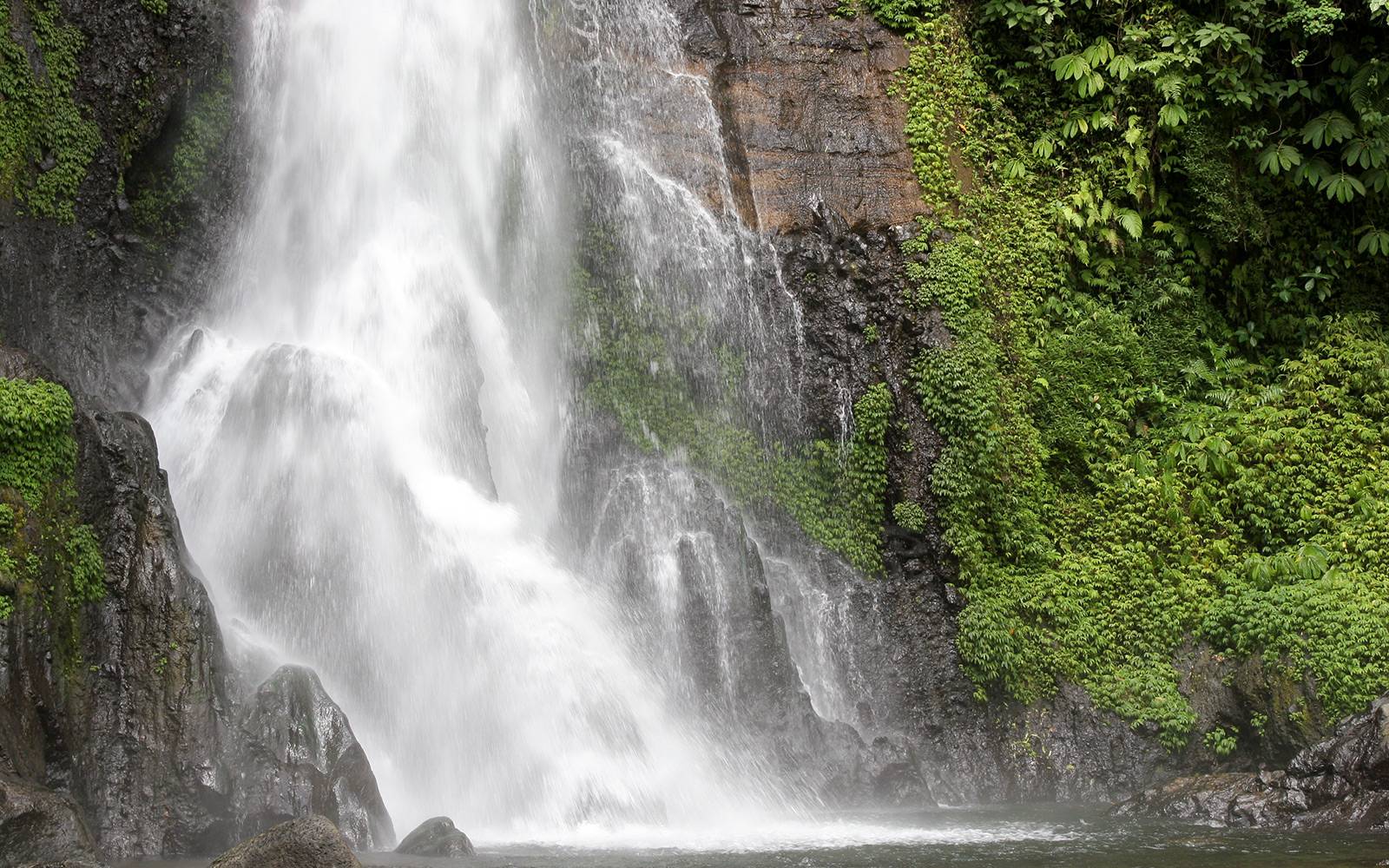 Водопад гит гит — самый посещаемый водопад на бали, индонезия