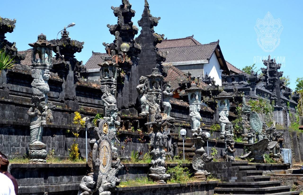 Храм пура бесаких - самый главный храм на острове бали. индонезия