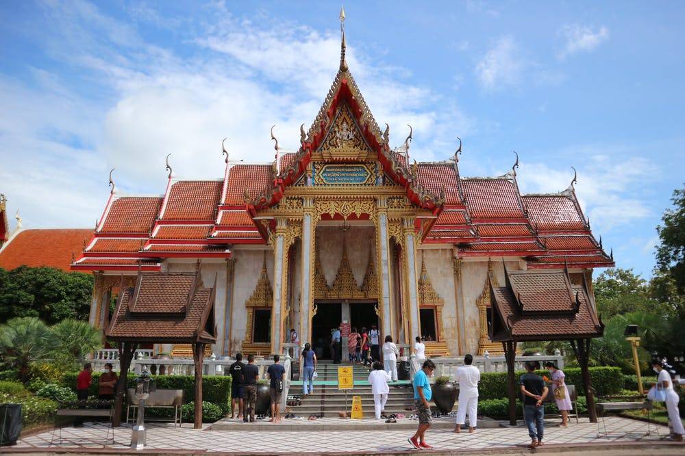 Храм чалонг, пхукет (таиланд): история, фото, как добраться, адрес
на карте и время работы в 2021 - 2022