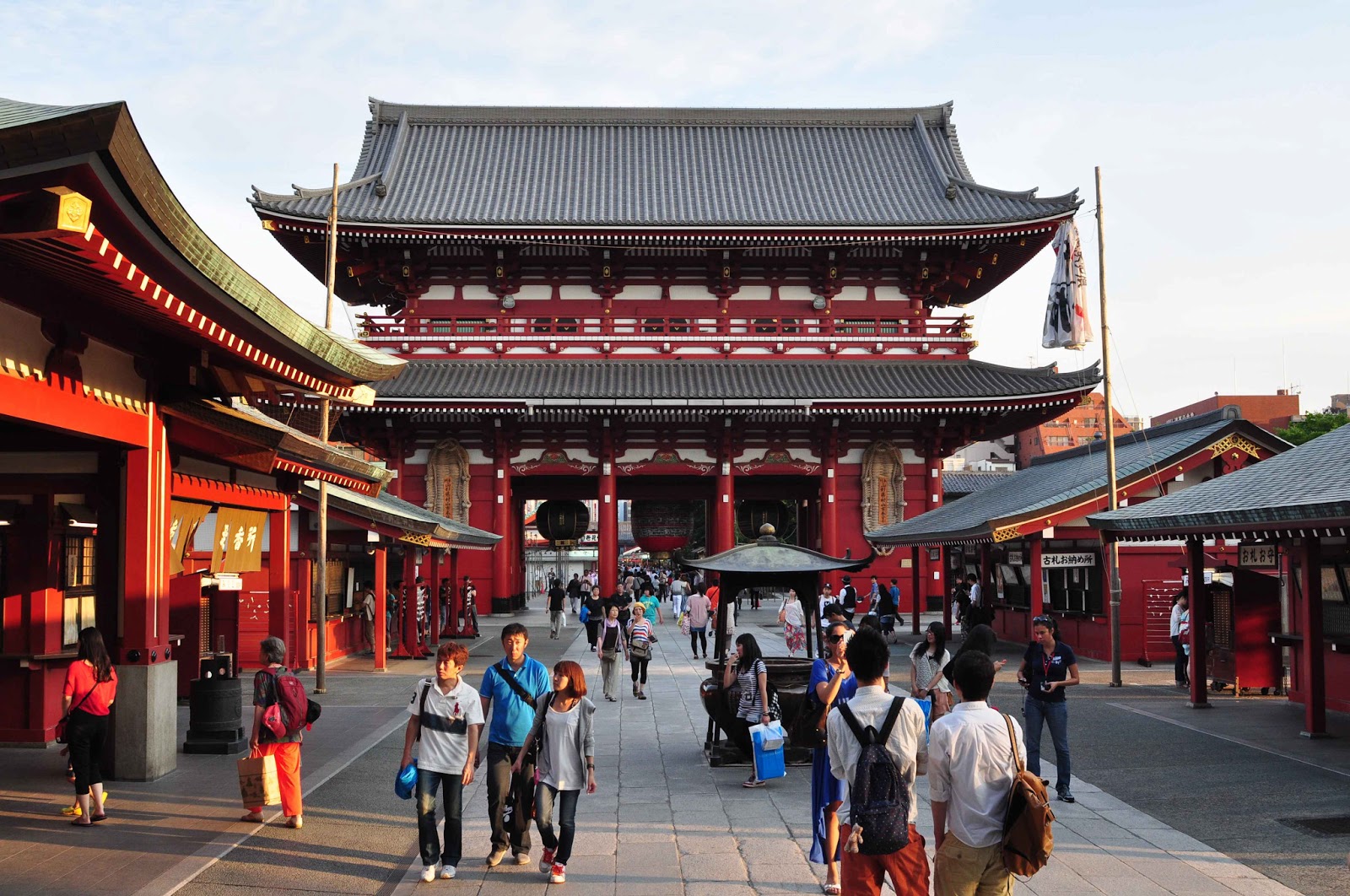 Asakusa tokyo. Храм Асакуса в Токио. Япония квартал Асакуса. Япония старинный квартал Асакуса.