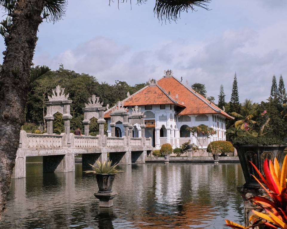 Водный дворец таман уджунг (taman ujung water palace) на бали