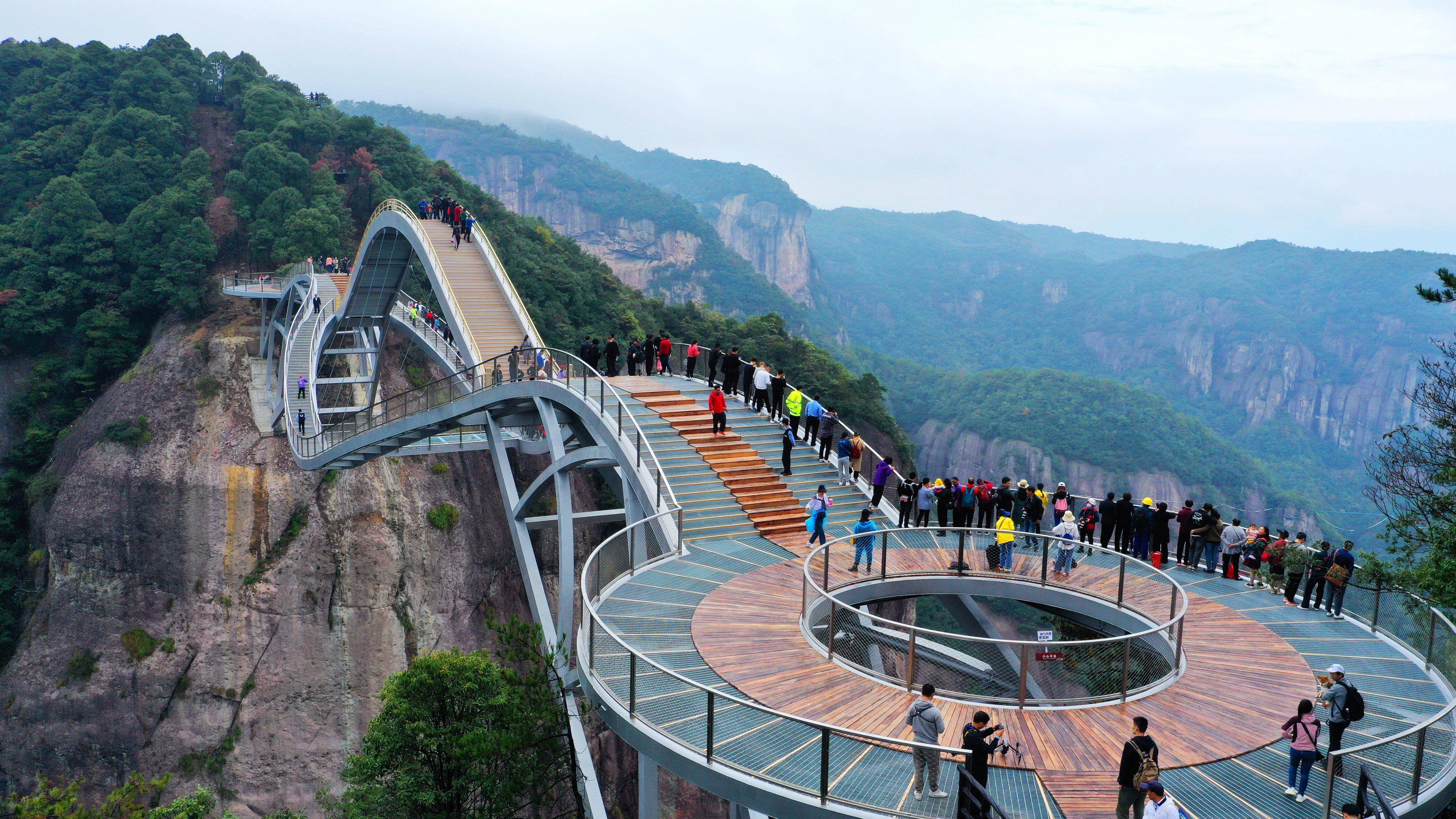 Самый длинный в мире стеклянный мост построен во вьетнаме