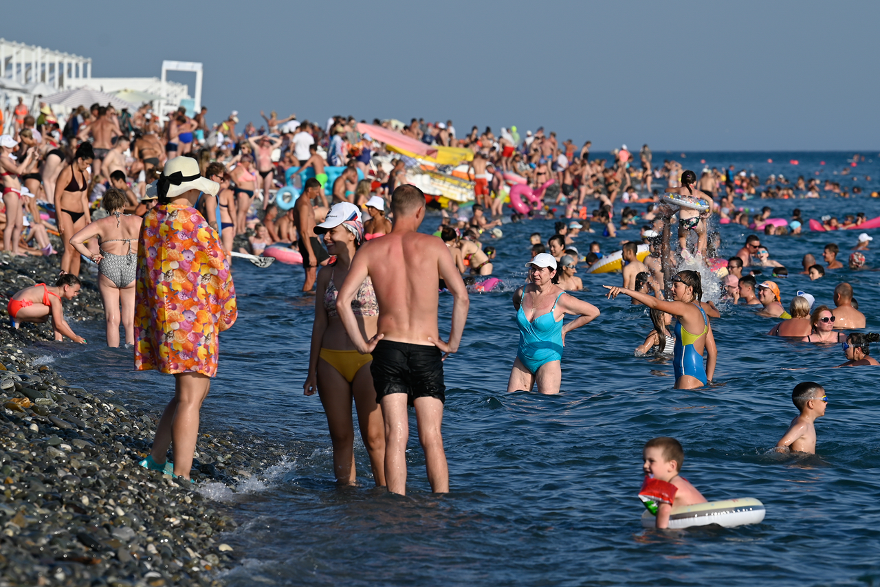 Отдыхающие на пляже. Люди на пляже. Российский пляж. Сочи пляж. Отдохнуть летом 2020