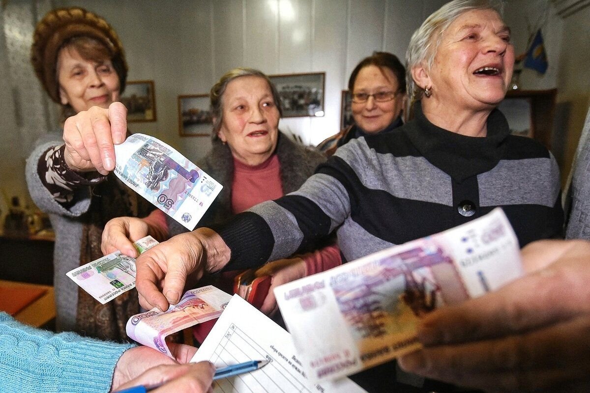 Пенсионный возраст новости правительство. Бабушка с деньгами. Пенсионер с деньгами. Пенсионеры пенсия. Российские пенсионеры.