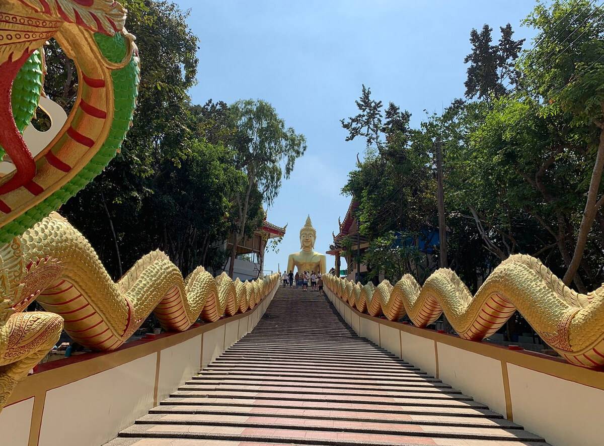 Большой Будда и храм wat Phra Khao Yai