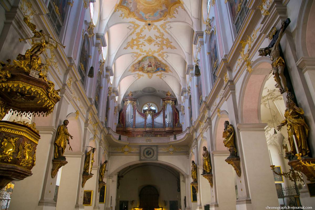 Храмы мюнхена. Петерскирхе (Peterskirche). Мюнхен собор Святого Петра. Церковь Святого Петра Мюнхен внутри. Церковь Петерскирхе в Мюнхене.