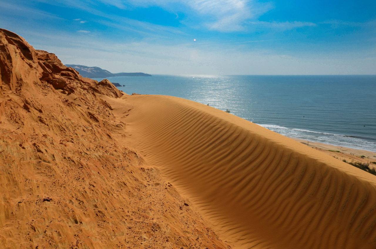 Белые и красные дюны: величественность озера Лотосов в пустыне