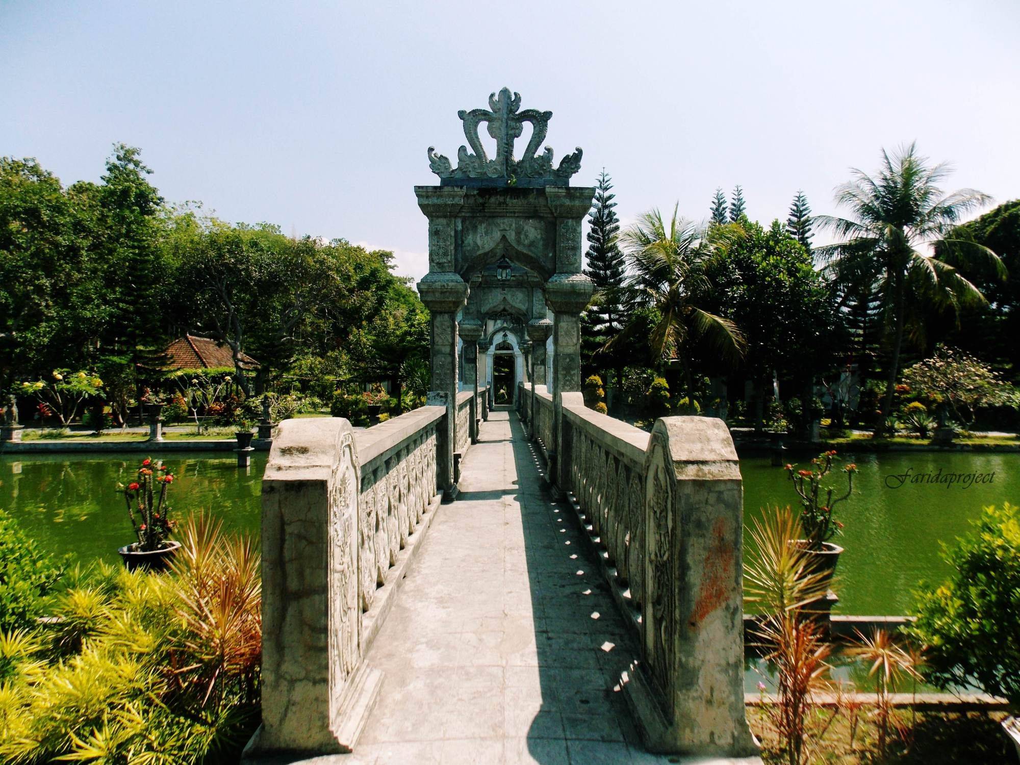 Водный дворец уджунг