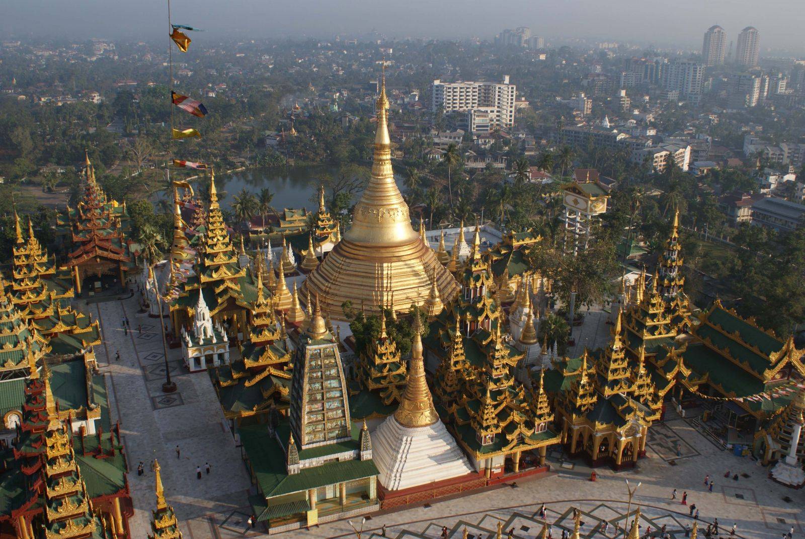 Мьянма: страна пыли, рубинов и бетеля