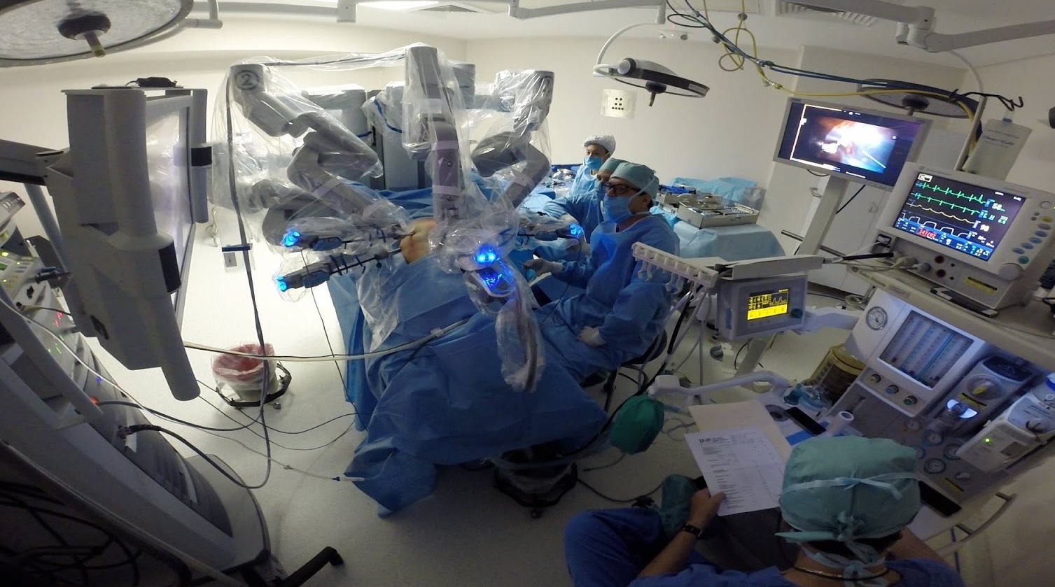 Удаление простаты роботом. Робот-хирург DAVINCI. Хирургический робот DAVINCI. Робот хирург да Винчи. Робот-ассистированная хирургическая система «da Vinci».