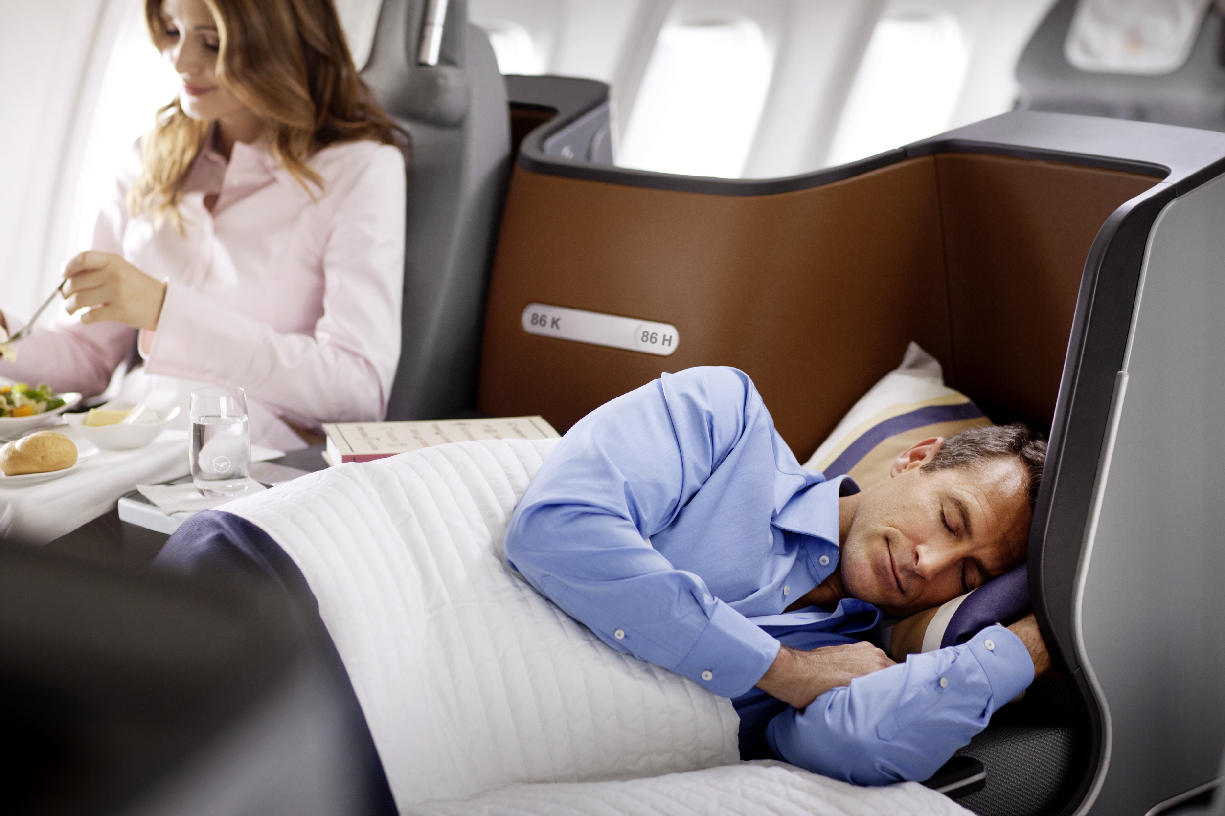 Спящий человек в самолете