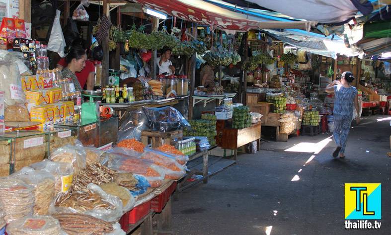 Фруктовый рынок в паттайе на джомтьене. нетуристический рынок на второй улице