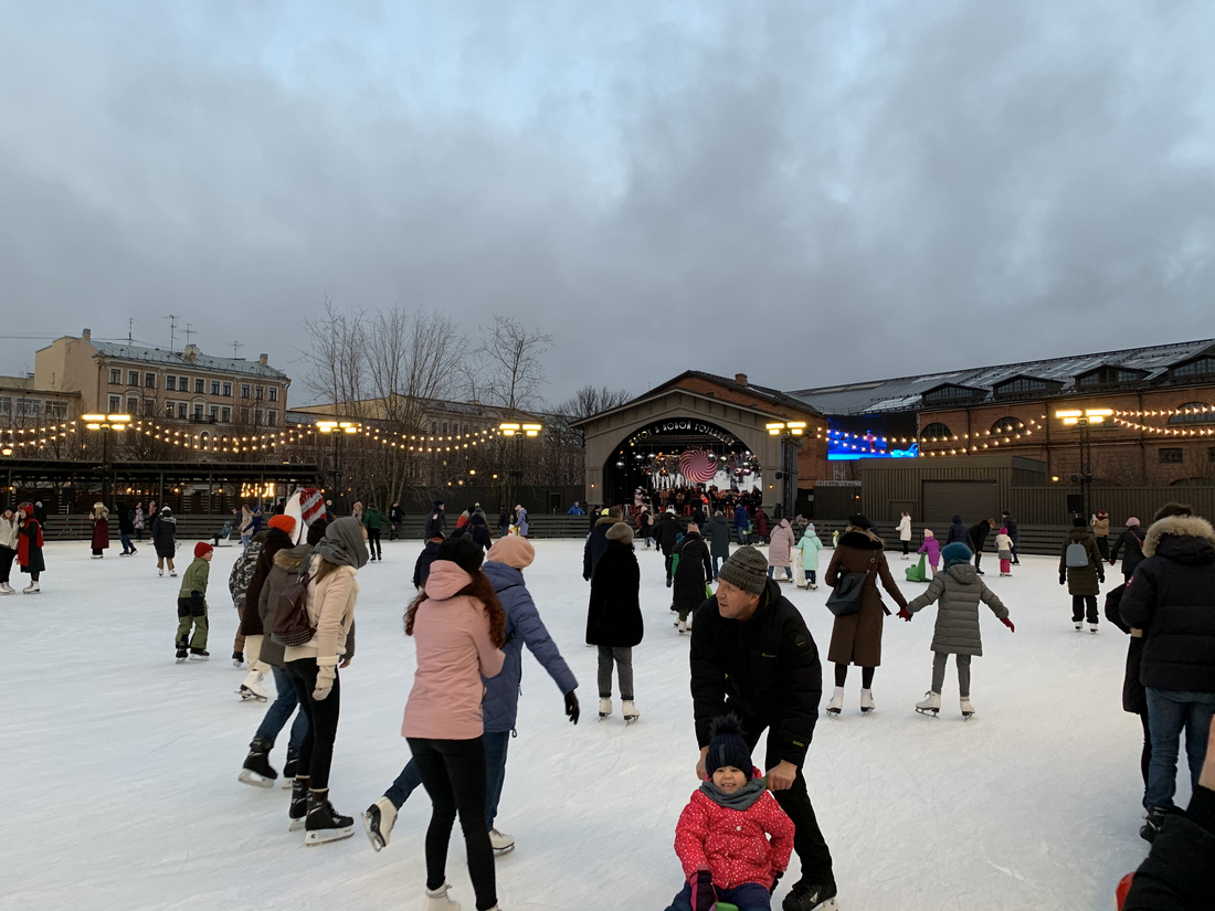 Куда пойти в питере. Зима в Петербурге 2021. Новая Голландия зимой. Новая Голландия каток. Куда сходить в Питере с детьми зимой.