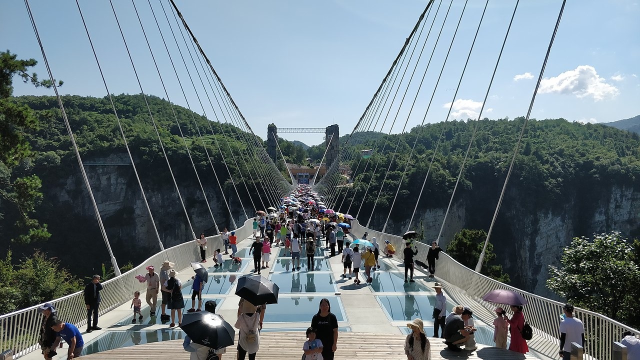 Стеклянный мост в Китае с эффектом трескающегося стекла