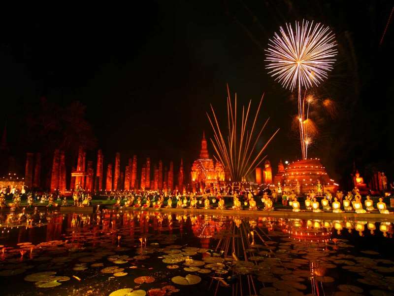 Празднование лой кратонг в таиланде