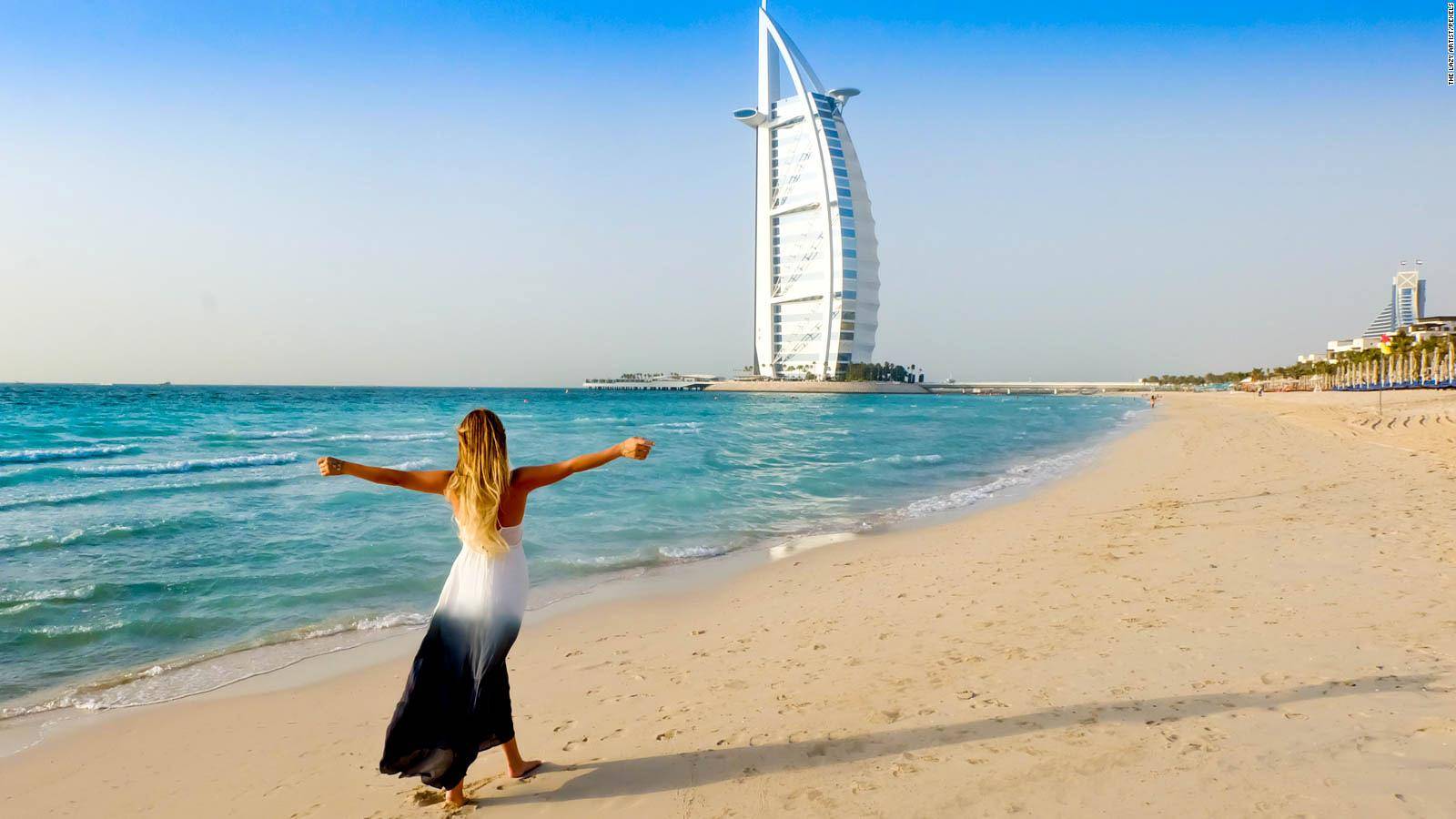 В каких эмиратах лучше отдыхать. Бурдж Аль араб пляж девушка. ОАЭ девушки на пляже. Дубай девушки.
