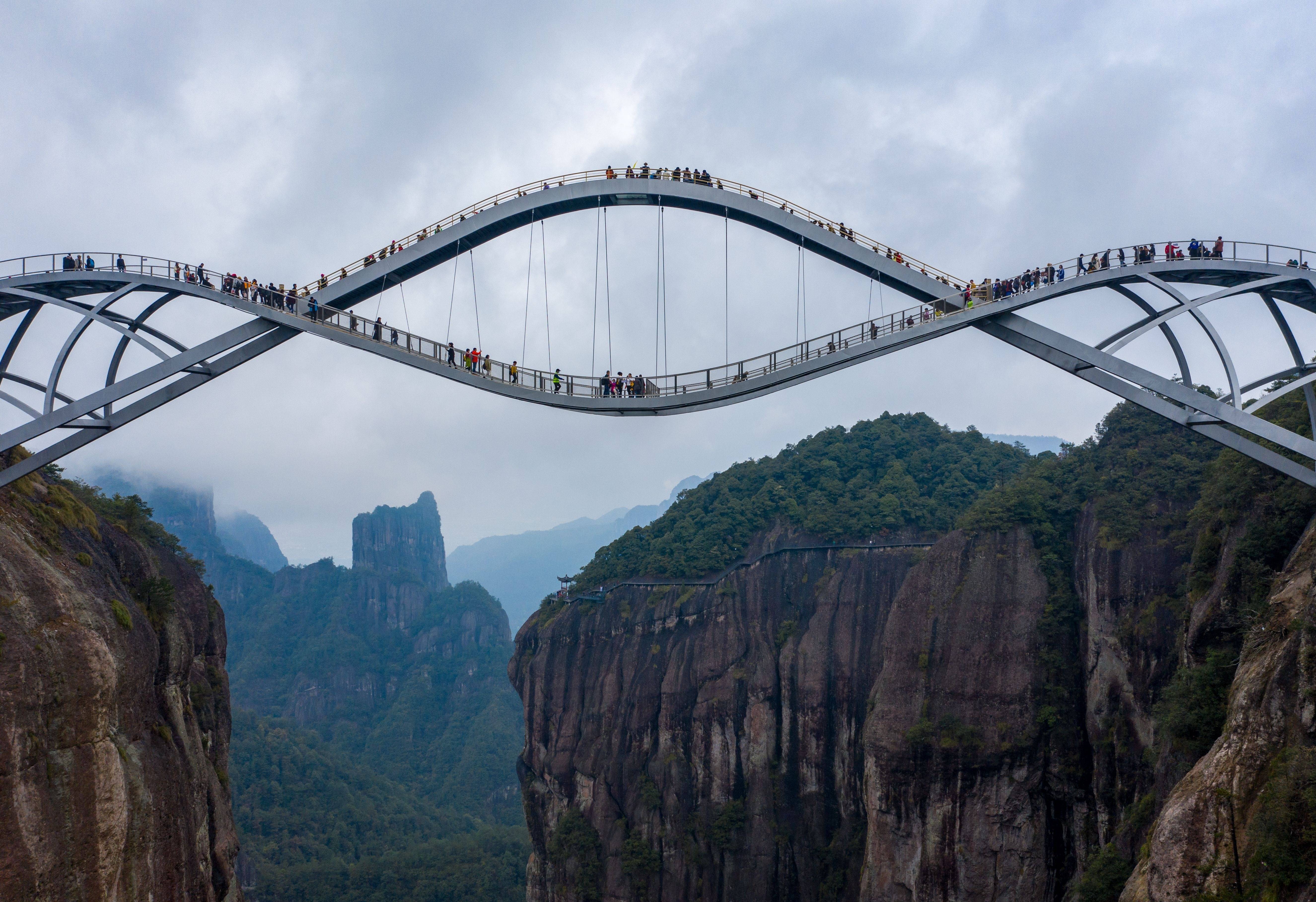 Самый длинный и страшный воздушный стеклянный мост в китае